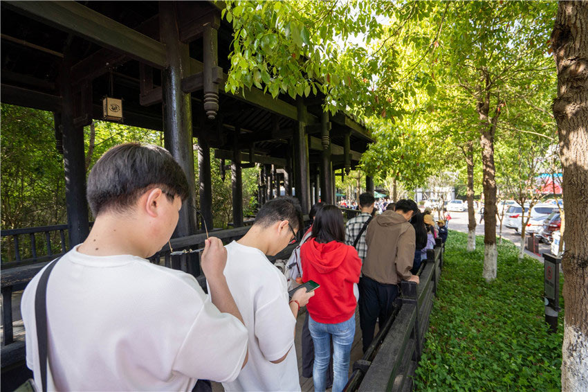 排隊背誦《蜀道難》的游客。劍門關景區供圖