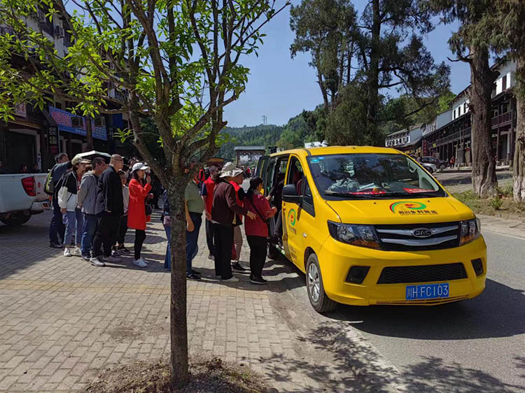 游客排隊乘坐免費擺渡車。劍閣縣融媒體中心供圖