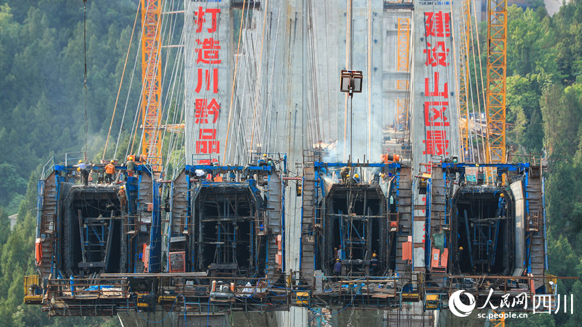 水落河特大橋建設現場一派忙碌。劉學懿攝