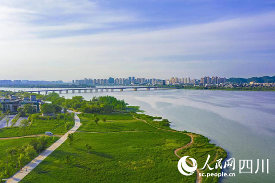 漂亮的柳岸公園，告別初代經開人“先生產后生活”的模式。岳冰松攝