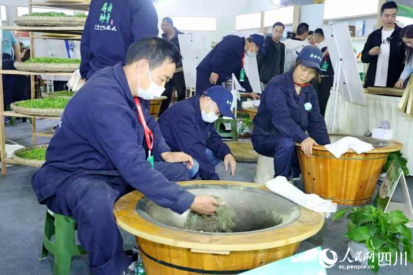 工作人員正在展示制茶。盧雨攝