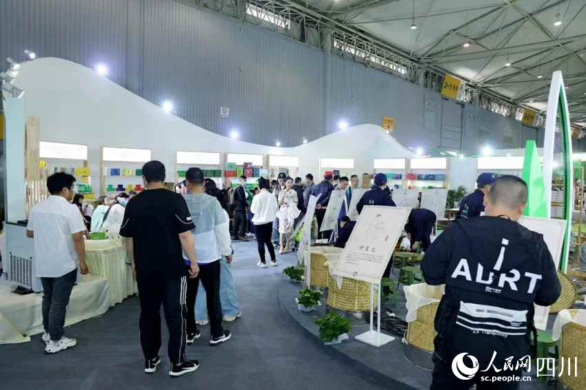 市民正在參觀展覽中的茶品。盧雨攝