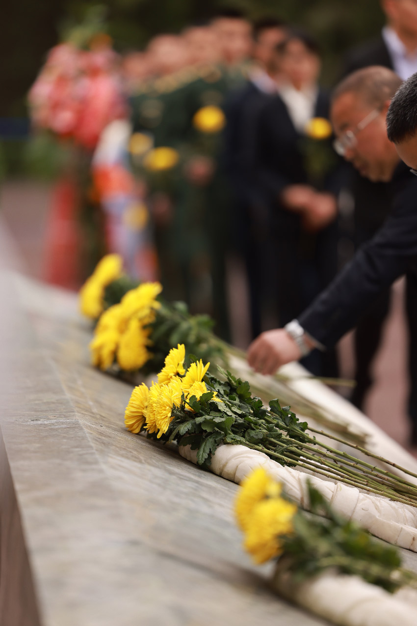 為遇難同胞敬獻鮮花。汶川融媒體中心供圖