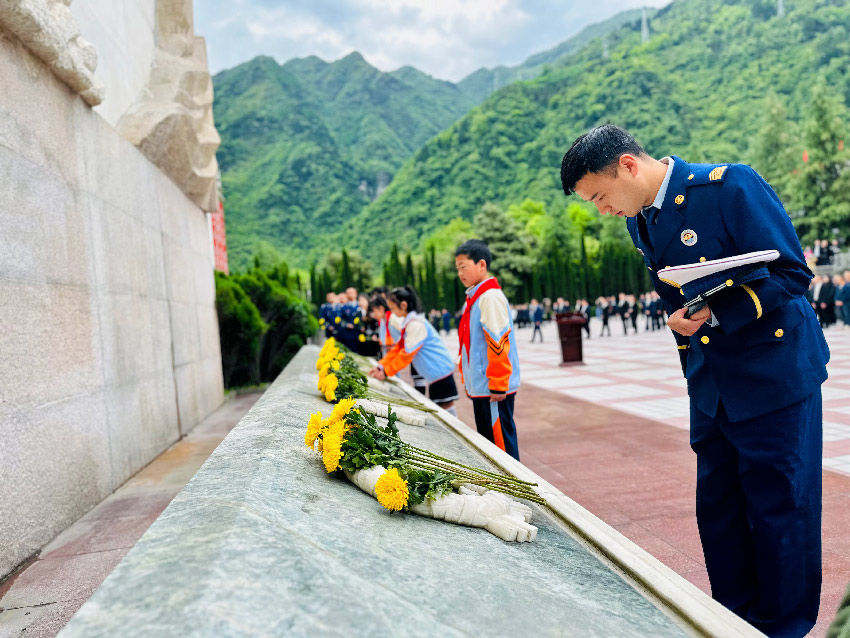 為遇難同胞敬獻(xiàn)鮮花。汶川融媒體中心供圖