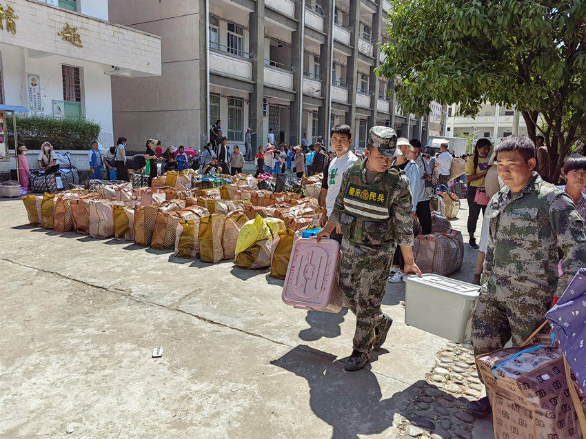 楊愛理（右一）搬運救災物資。陸軍第77集團軍某旅供圖