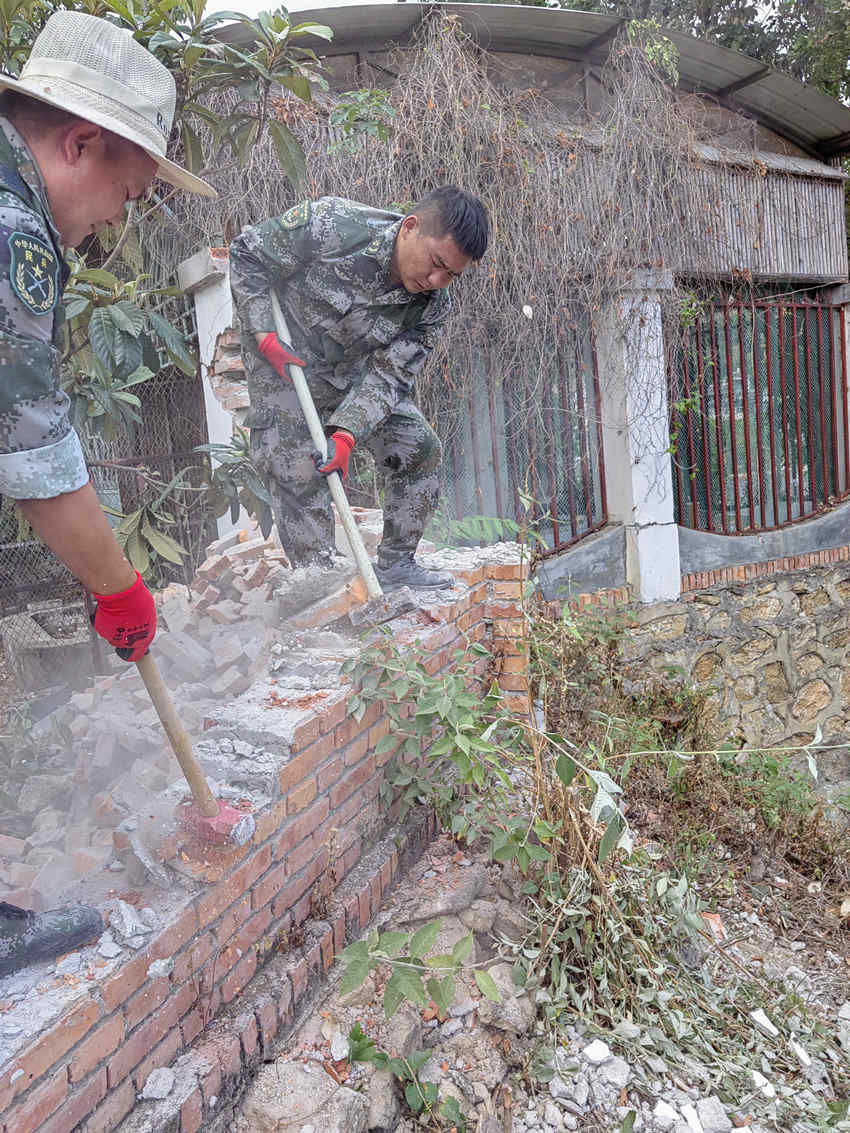 楊愛理（右一）在拆除危墻。陸軍第77集團軍某旅供圖