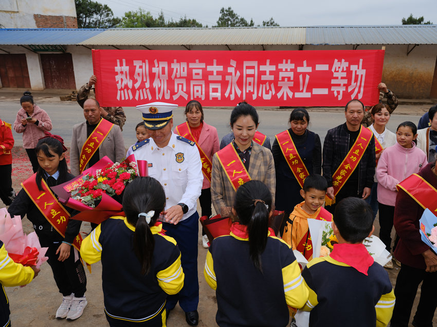 學(xué)生們?yōu)楦呒酪患屹?zèng)送鮮花。四川省森林消防總隊(duì)