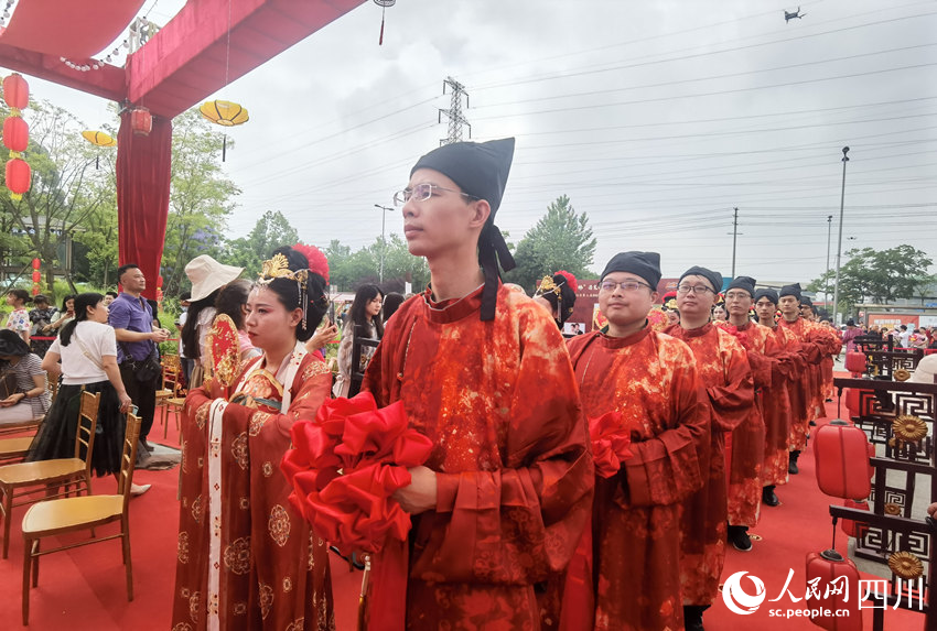 20對新人，正在進行集體婚禮儀式。人民網 王洪江攝