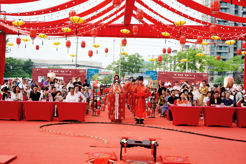 集體婚禮現場正在進行儀式。成都市錦江區宣傳部供圖