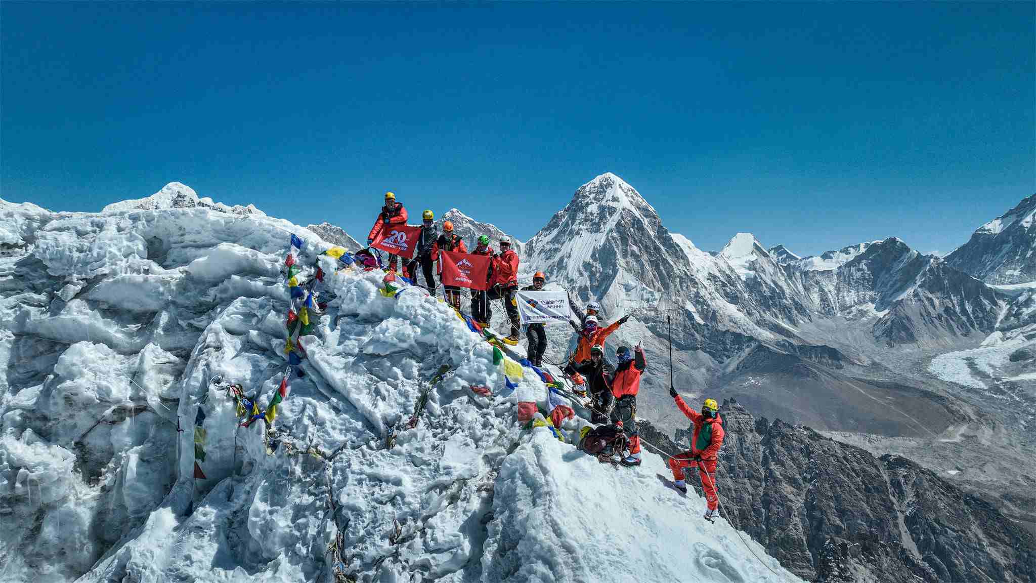 攀登隊第一次拉練登頂羅布切峰。阿壩州文體旅游局供圖