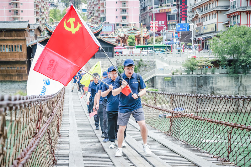 青年黨員代表通過瀘定橋。桑達股份供圖