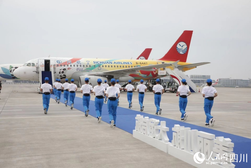 火種護衛隊隊員正在登上飛機。趙汪洋攝