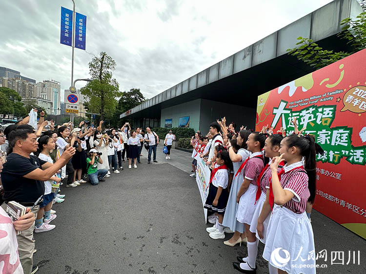 活動現場，市民游客關注拍照。人民網記者 王波攝