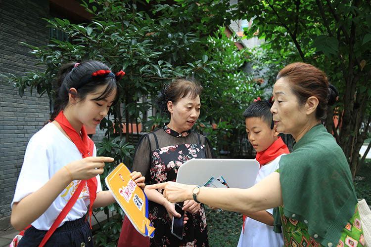 來自青羊的小學生到社區介紹日常問候用雙語。青羊區教育局供圖