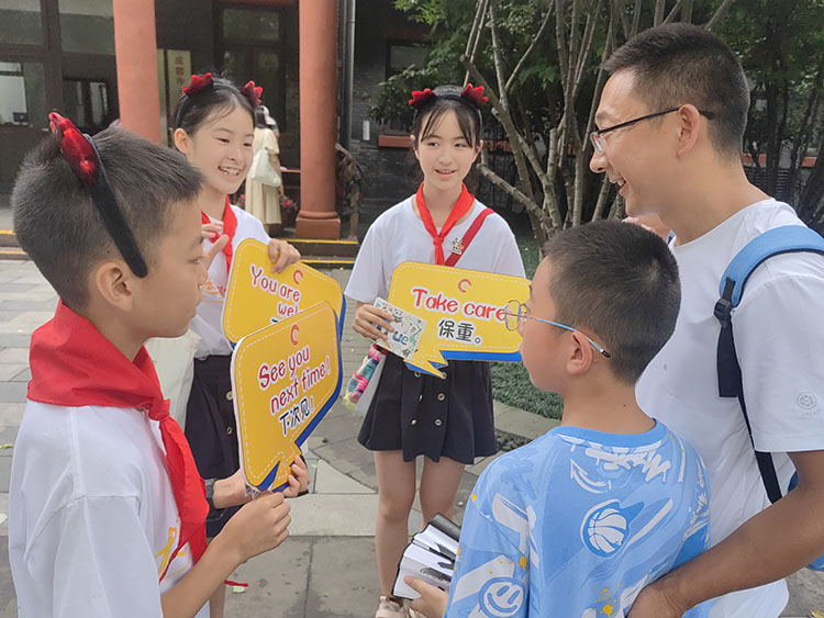 來自青羊的小學(xué)生向游客介紹日常用雙語。青羊區(qū)教育局供圖