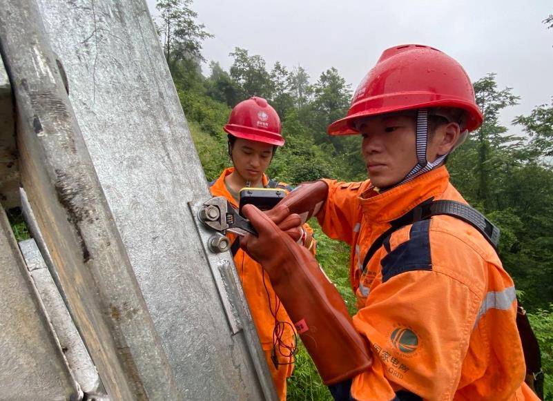 國網四川送變電公司的電力工人在500千伏康蜀一二線測量接地電阻。國網四川供圖