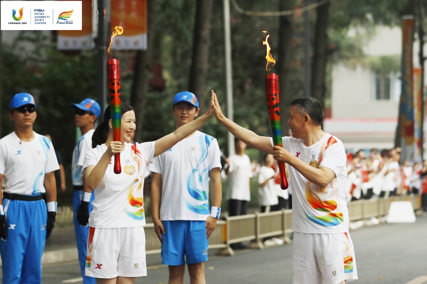 大運(yùn)會火炬?zhèn)鬟f成都站。大運(yùn)會組委會供圖