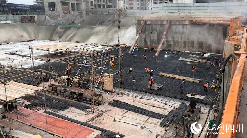 正在建設(shè)中的紫檀街地下停車場(chǎng)，建成后將提供230個(gè)停車位。人民網(wǎng)記者 郭瑩攝