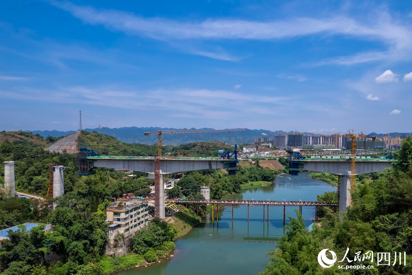 正在加緊建設(shè)的渝昆高鐵川渝段叢木村南廣河特大橋。劉忠俊攝