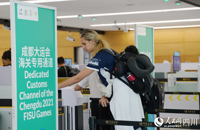 運動員通過成都大運會海關專用通道。曹昱攝