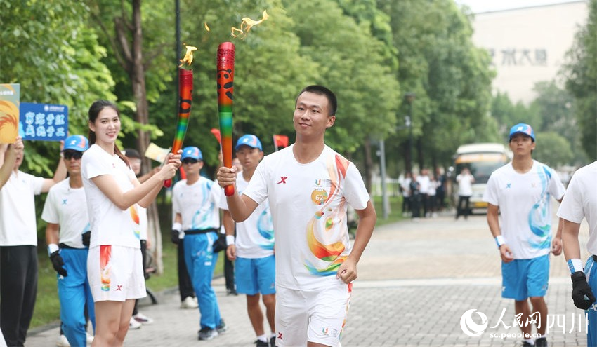 火炬?zhèn)鬟f現(xiàn)場。涂新攝