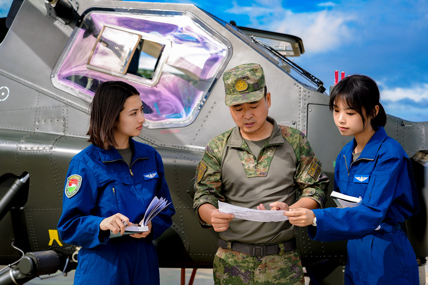 學習專業知識。陸軍第77集團軍某旅供圖