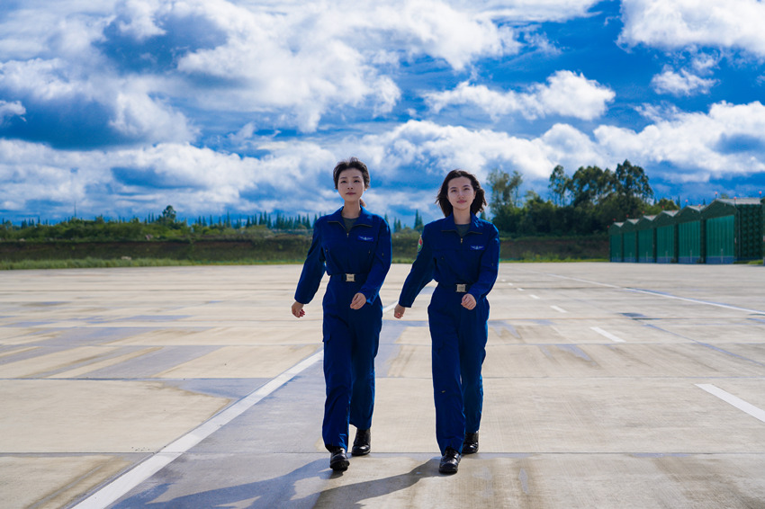 訓練結束后的楊穎芳（左）和劉斯琪（右）。陸軍第77集團軍某旅供圖