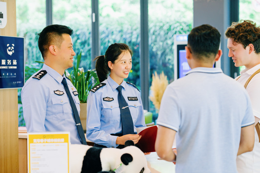 出入境民警在寬窄巷子城市候機樓服務外國游客。成都公安供圖