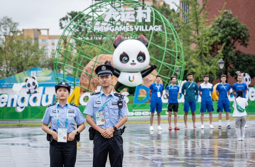 民警在大運(yùn)村巡邏守護(hù)。成都公安供圖