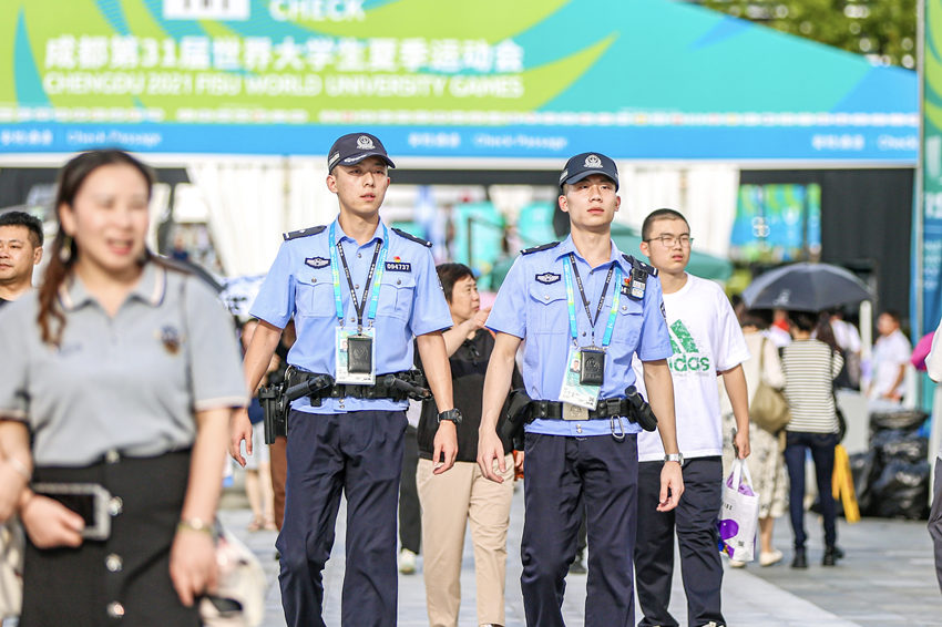 東安湖游泳場館外的執勤巡邏民警。成都公安供圖