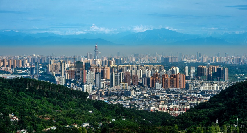 從龍泉山森林公園遠(yuǎn)眺城市與雪山。成都大運(yùn)會(huì)執(zhí)委會(huì)供圖