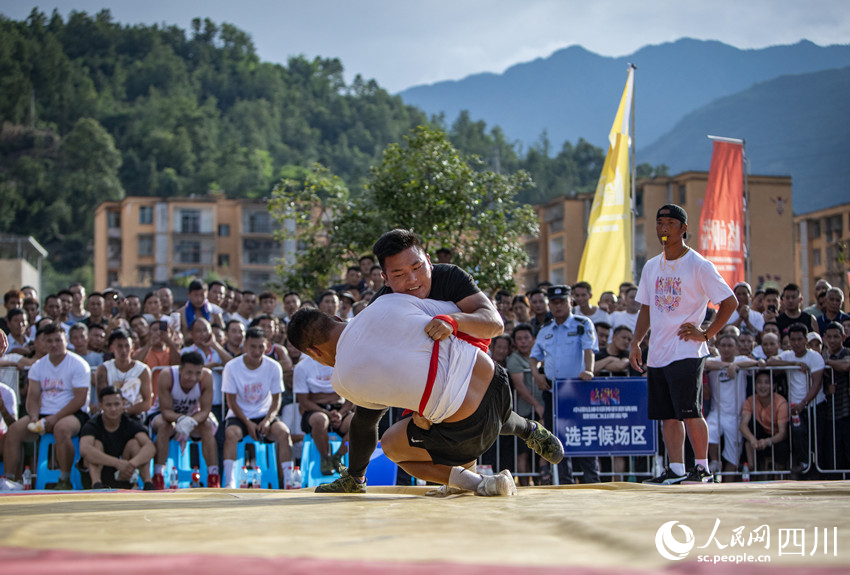 “格颯德”村級(jí)摔跤邀請(qǐng)賽現(xiàn)場(chǎng)。何為攝