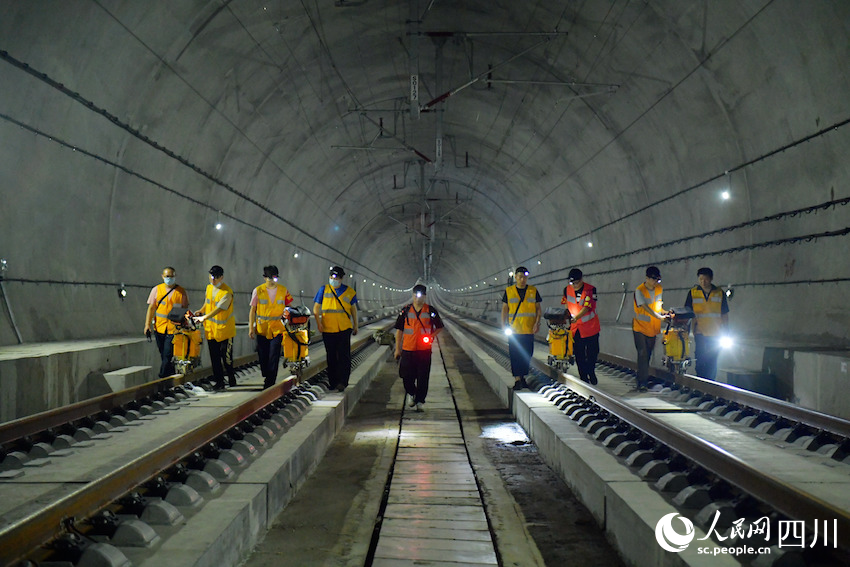 圖為成都高鐵工務段探傷工在成宜高鐵天府機場隧道檢查鋼軌。敬凡攝