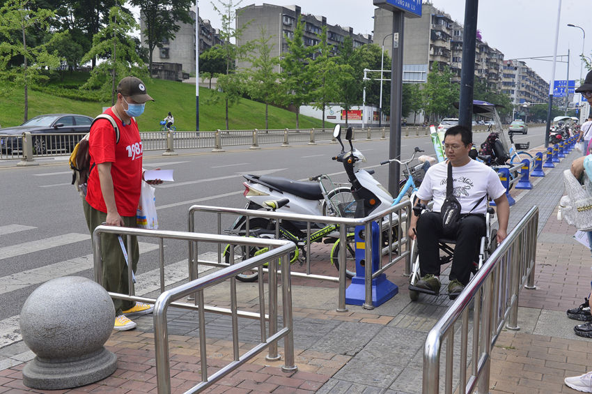 龍泉驛區無障礙環境督導隊工作日常。成都市殘聯供圖