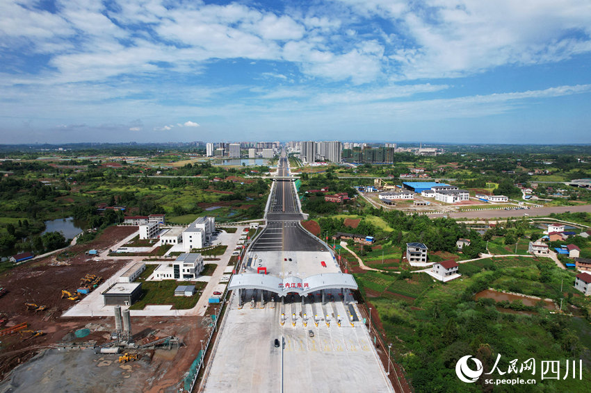 內（江）大（足）高速公路四川段順利完工并通過驗收。蘭自濤攝