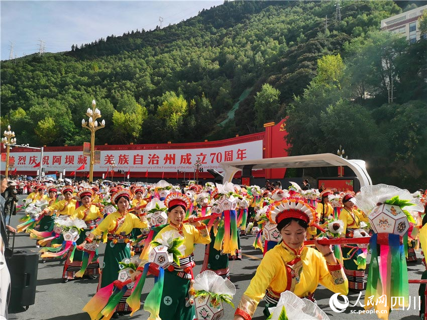 參加非遺巡游，展示文化自信。人民網記者 劉海天攝