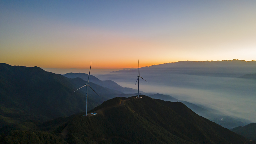 日出時分的雅礱江臘巴山風電場。雅礱江公司供圖