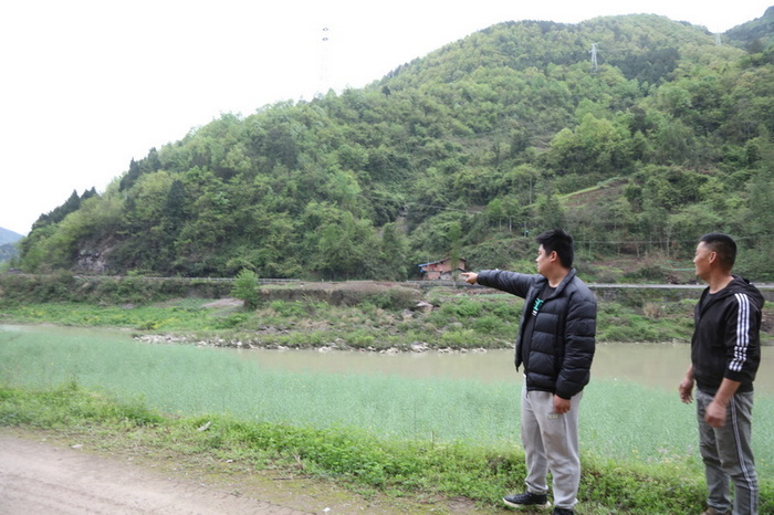 董正建父子介紹當時營救情景。馬發海攝