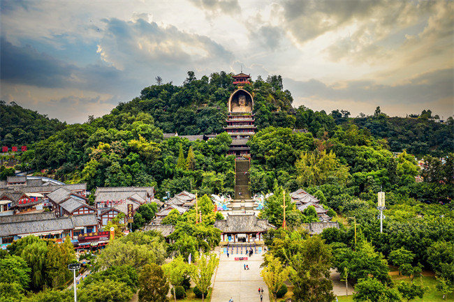 榮縣大佛景區(qū)，活動將在此啟程。彭曉華供圖