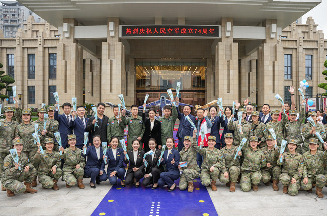 祥宇賓館員工與空軍飛行員及官兵合影。祥宇賓館供圖