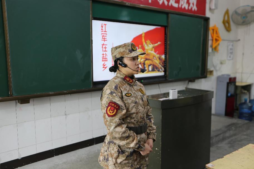 馮煉為學生上國防教育課。四川省軍區供圖