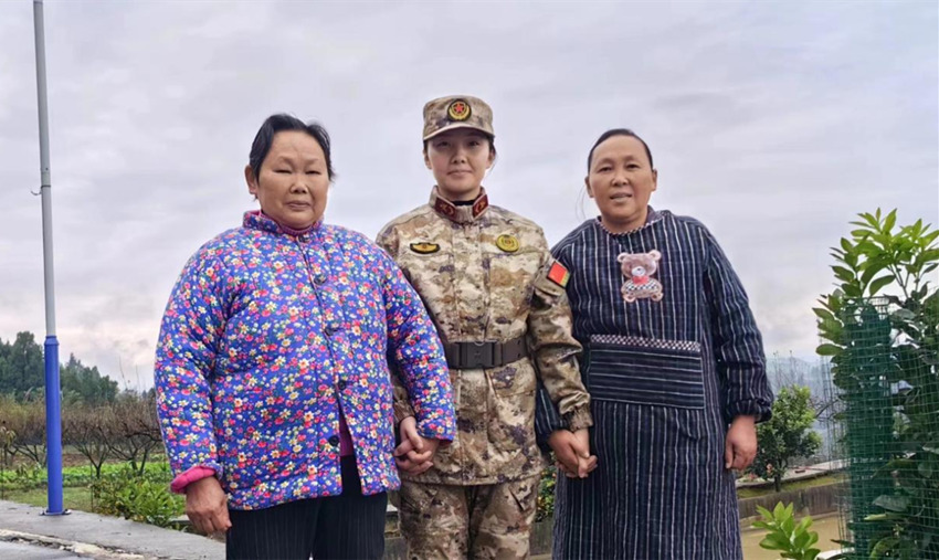 三代守墓人合影（從左至右依次為外婆、馮煉、母親）。四川省軍區供圖