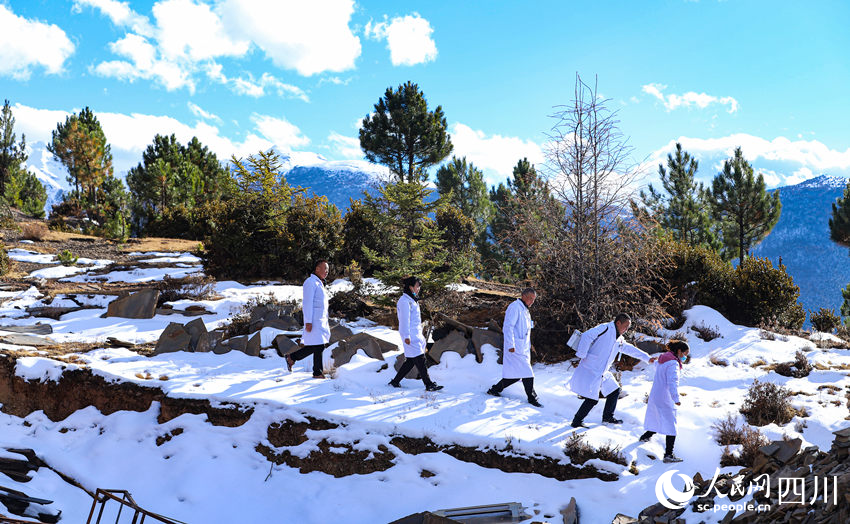 對口幫扶醫療小分隊行走在雪地里。劉學懿攝