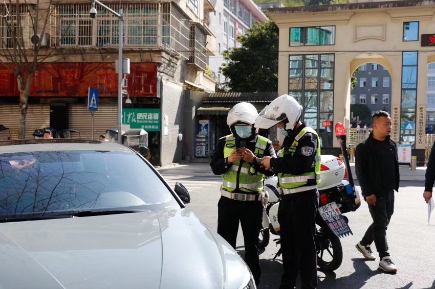 雅安交警正在對違停車輛進行查處。受訪者供圖