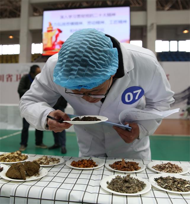 參賽選手通過看摸聞嘗識別中藥飲片。四川省中醫藥管理局供圖