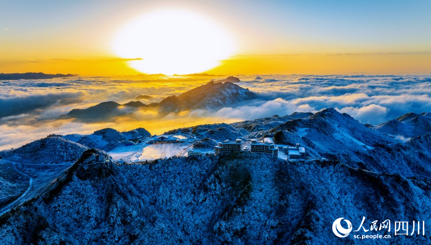 云海與夕陽交相輝映，美如畫的四川巴山大峽谷。王利攝