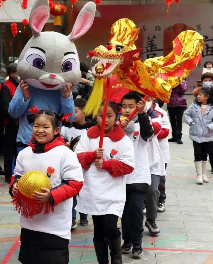 “慈善大廟會”上快樂的人們。成都市武侯區玉林街辦供圖