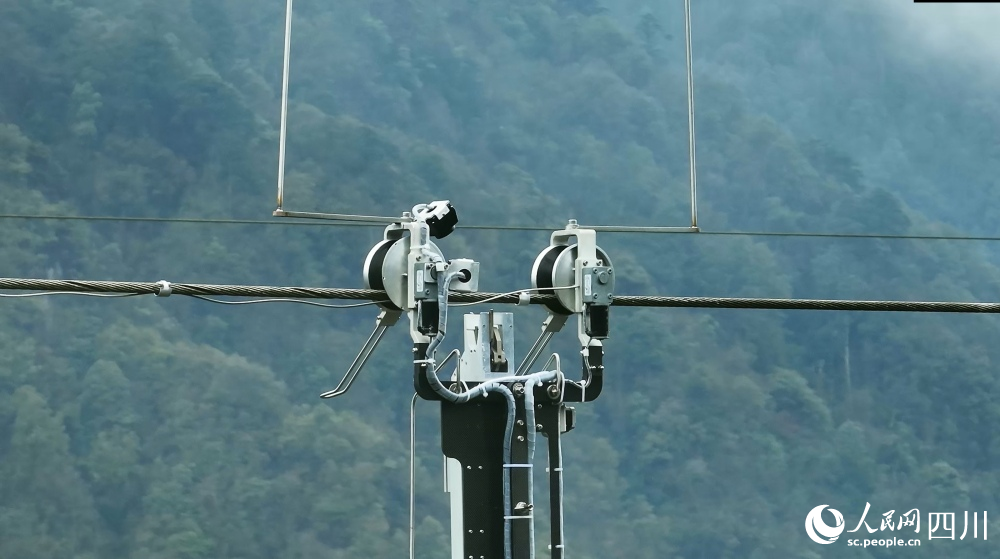 國網(wǎng)四川電力作業(yè)人員操控運載無人機。丁盛杰攝