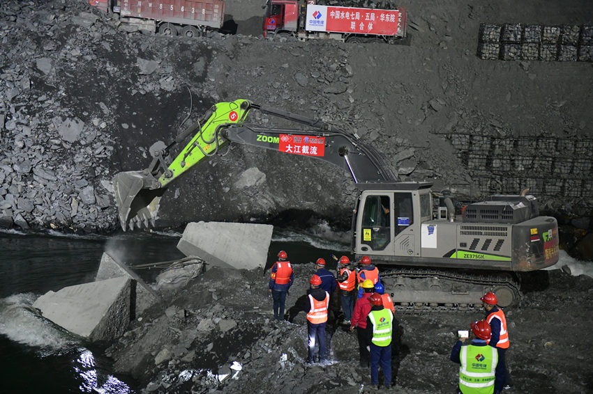 參建單位人員日夜奮戰(zhàn)。雅礱江公司供圖