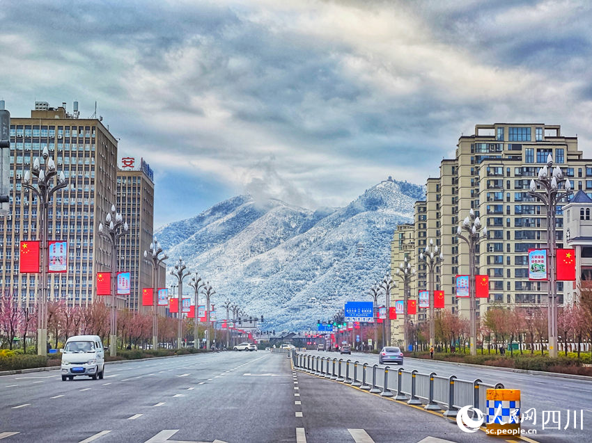 西昌市迎降雪，城市與雪山相融美如畫。鄭云攝